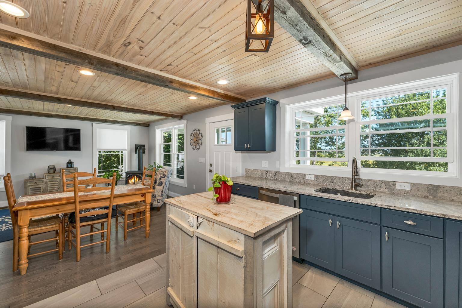 Image 3: Kitchen-custome island