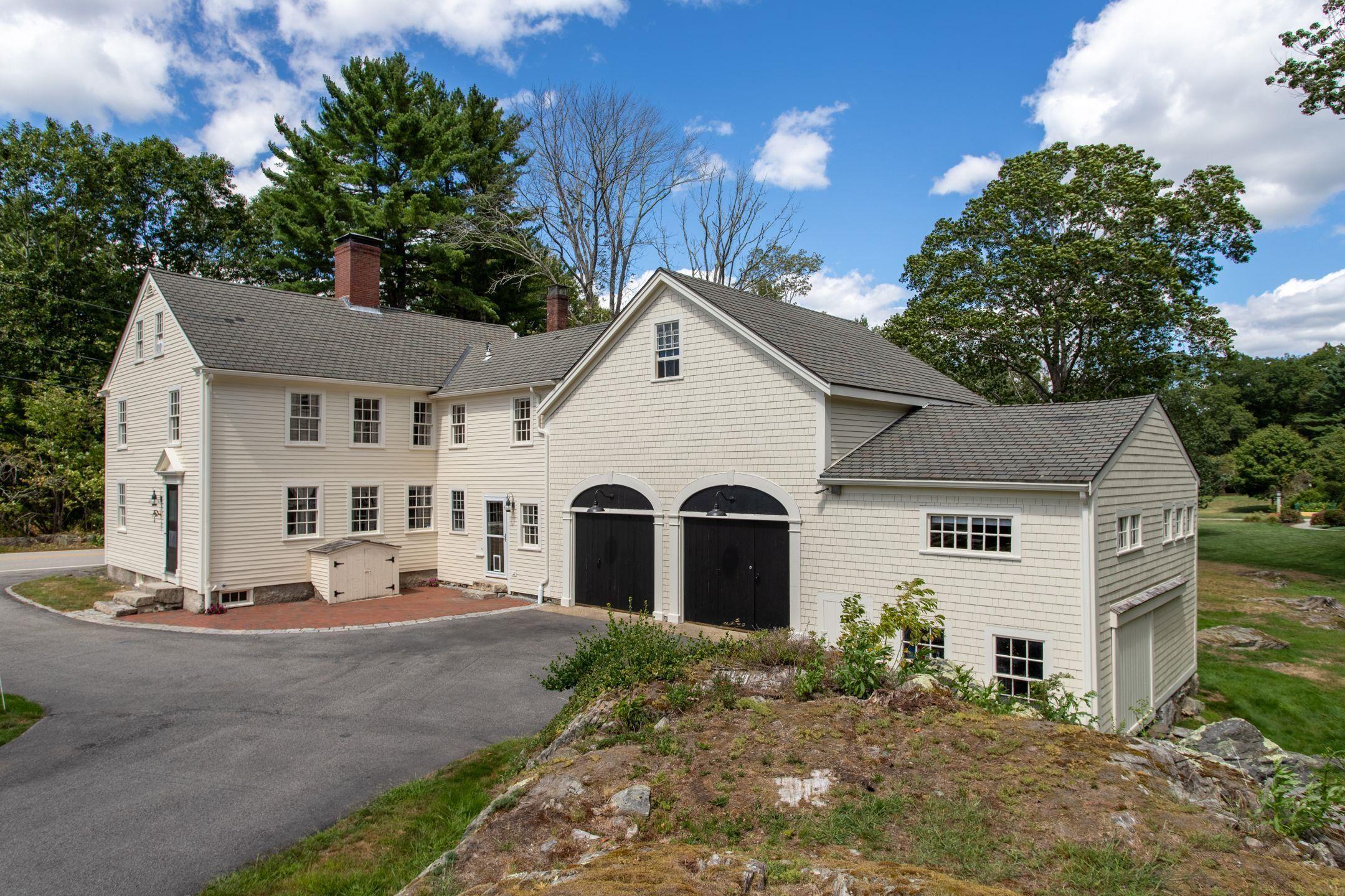 Image 2: Beautifully modernized farmhouse