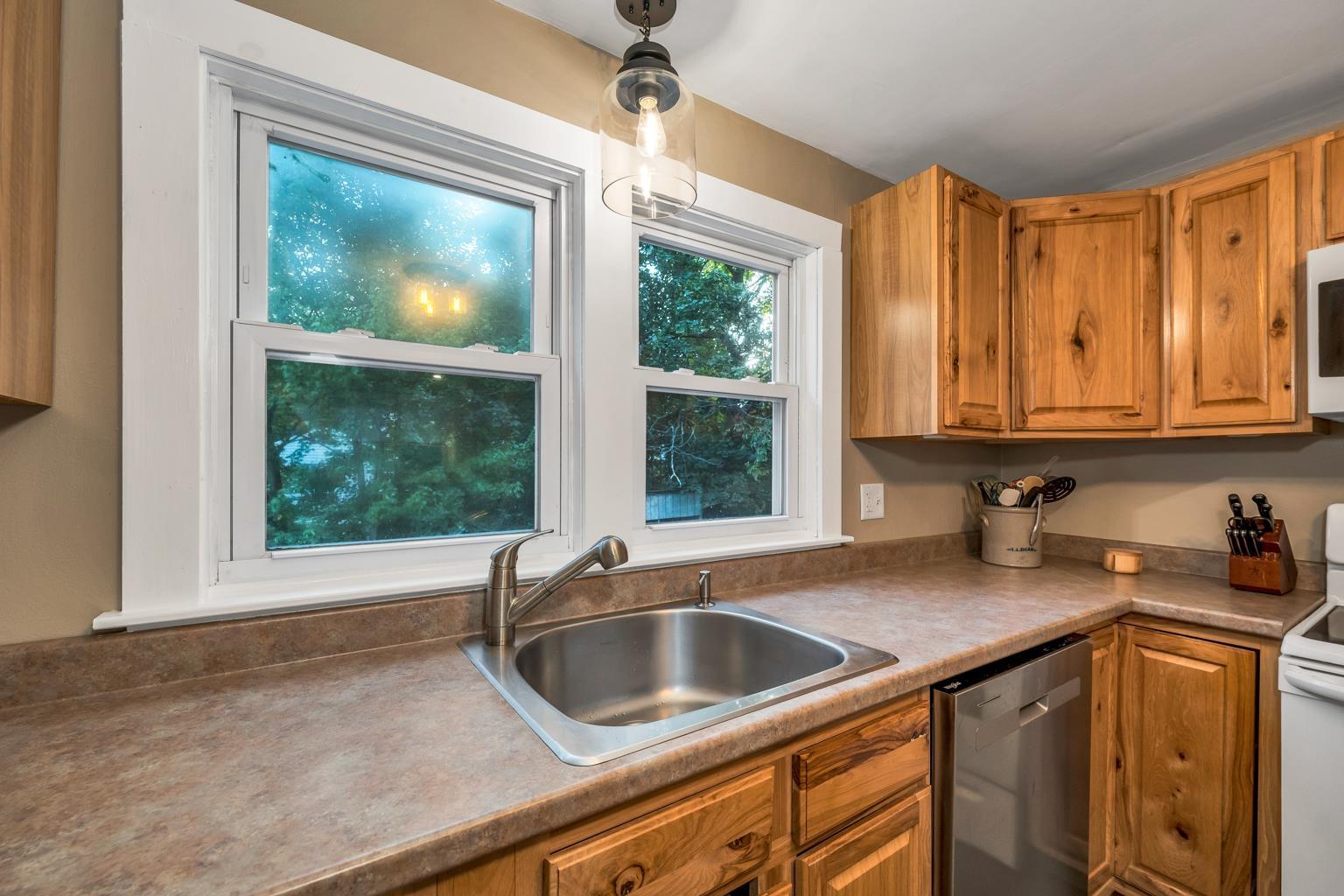 Image 3: ample counter space