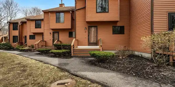 28 Dunvegan Woods Drive