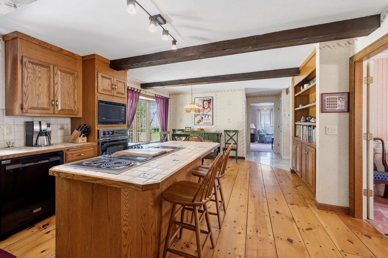 Image 4: Solid oak cabinets with abundant counter and cabinet space t Image 4: Solid oak cabinets with abundant counter and cabinet space t