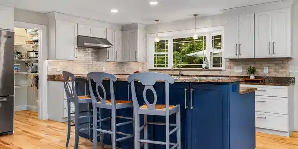Image 3: Beautiful Kitchen with Center Island Image 3: Beautiful Kitchen with Center Island