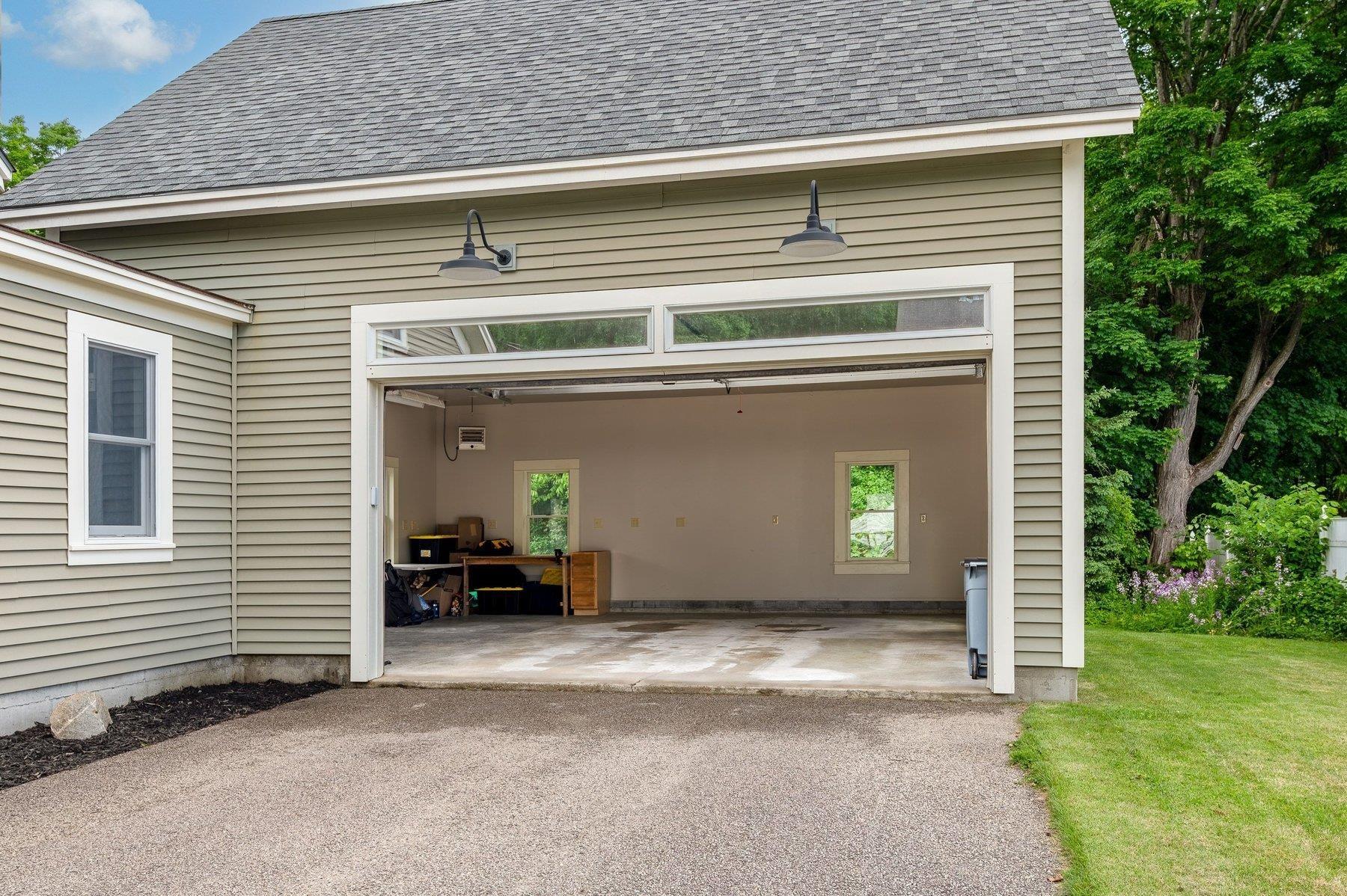 Image 4: Large 2 Car Garage Image 4: Large 2 Car Garage