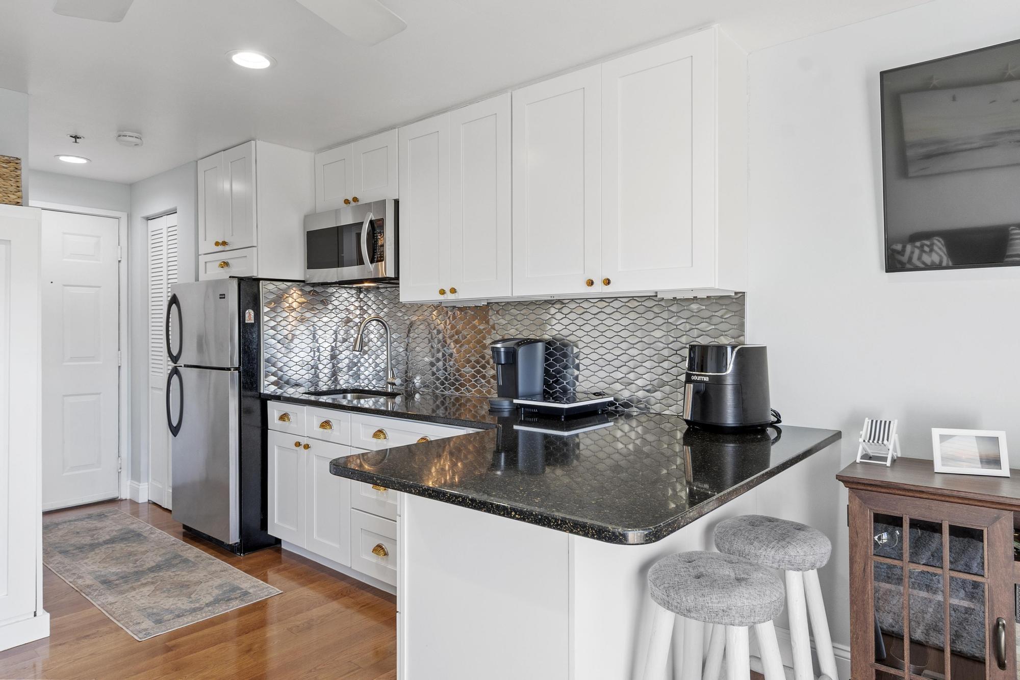 Image 3: Pretty Kitchenette, Cabinetry and Eating Peninsula