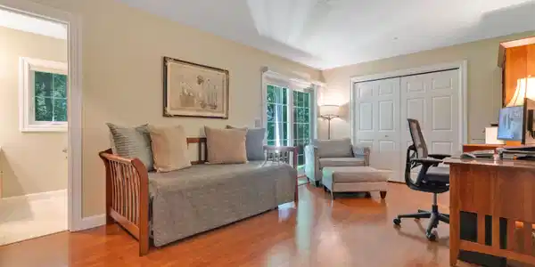Image 4: 1st level office or bedroom