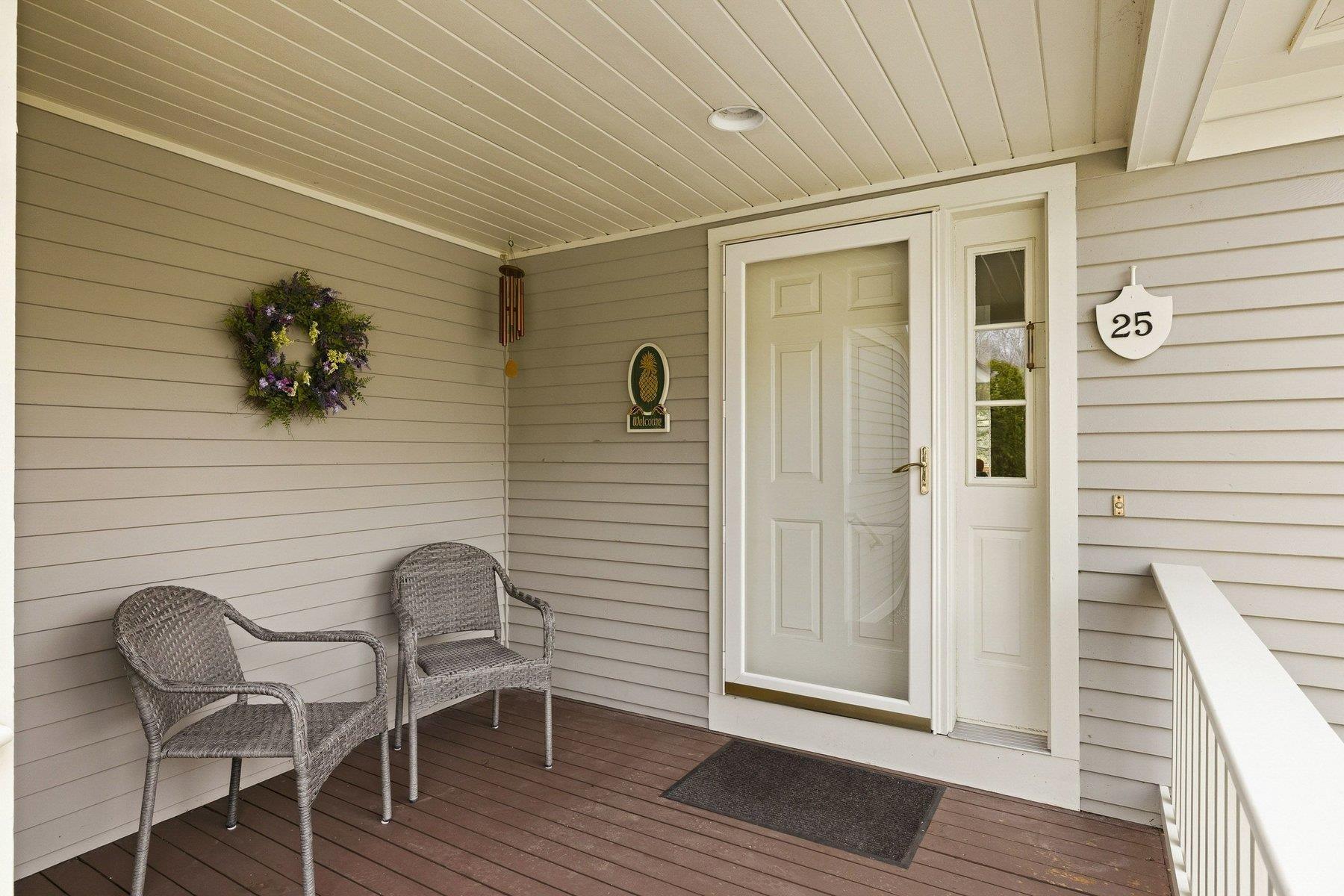 Image 4: welcoming front porch