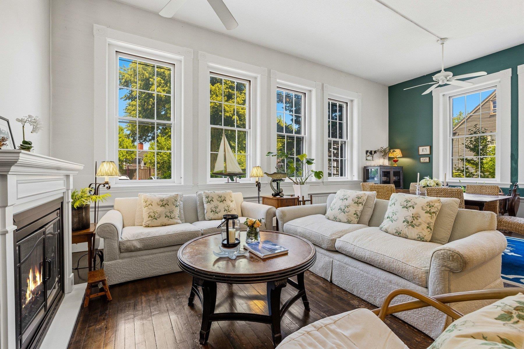 Image 4: Lovely windows Image 4: Lovely windows