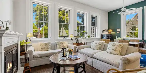 Image 4: Lovely windows Image 4: Lovely windows