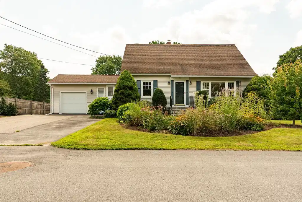 Image 1: 22 Crescent Ave - welcome home! Image 1: 22 Crescent Ave - welcome home!