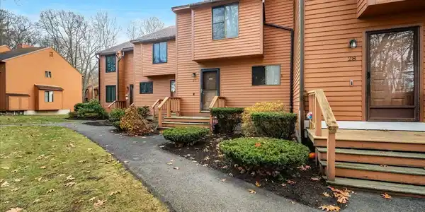 27 Dunvegan Woods Drive