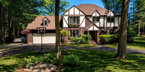 9 Stowecroft Drive