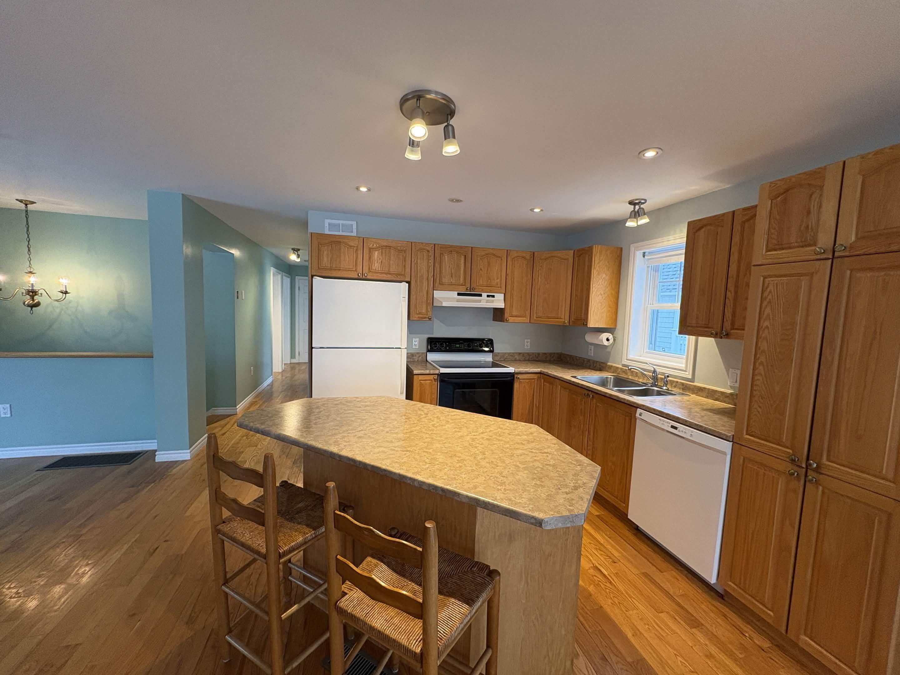 Image 4: Kitchen with lots of cabinets