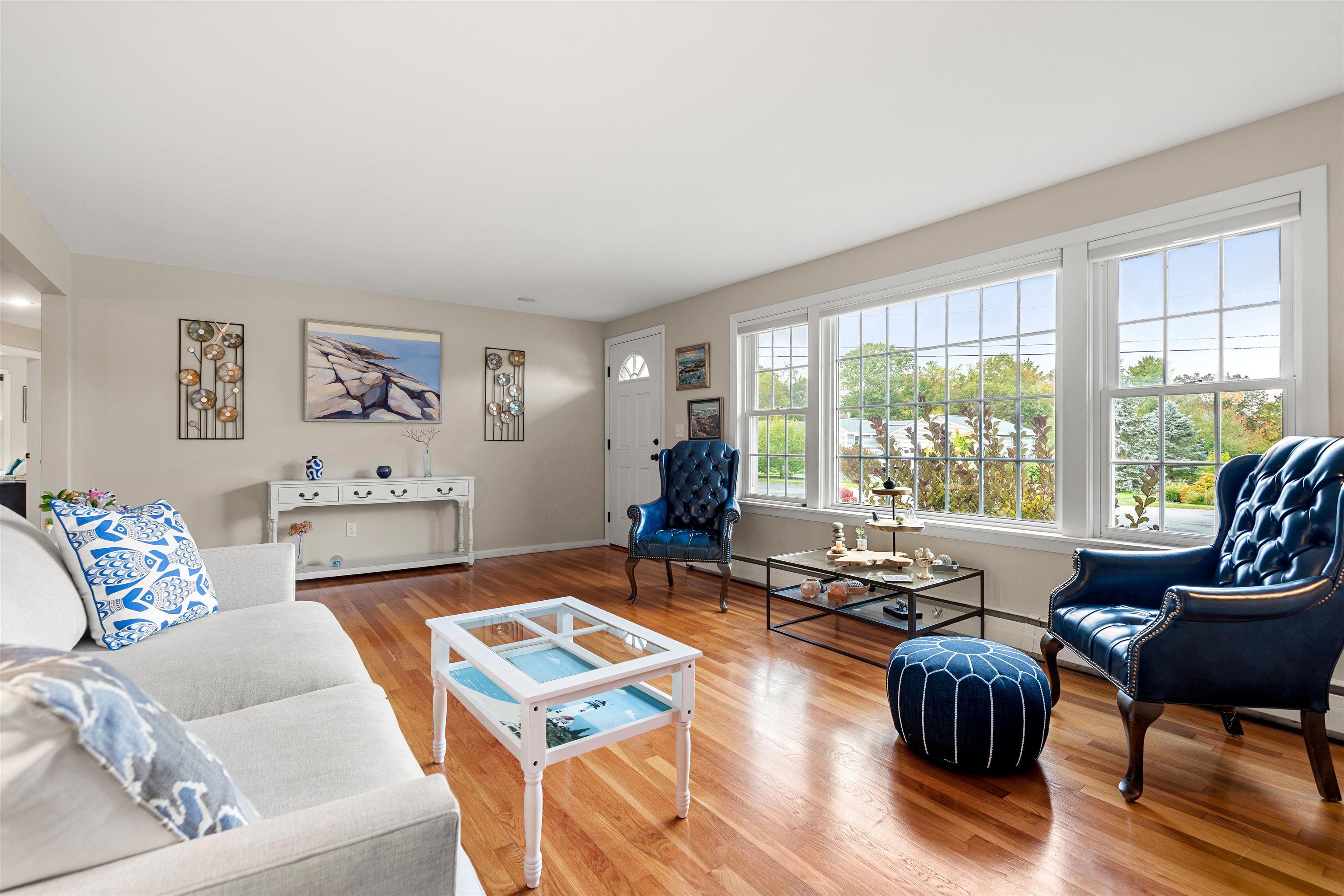 Image 3: Livingroom w/ Pretty Street Views