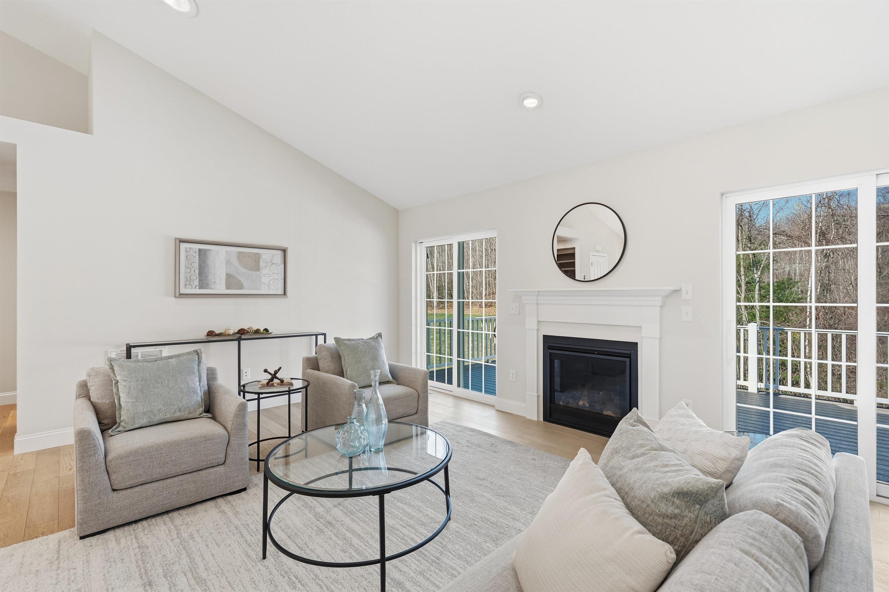 Image 4: Living Room