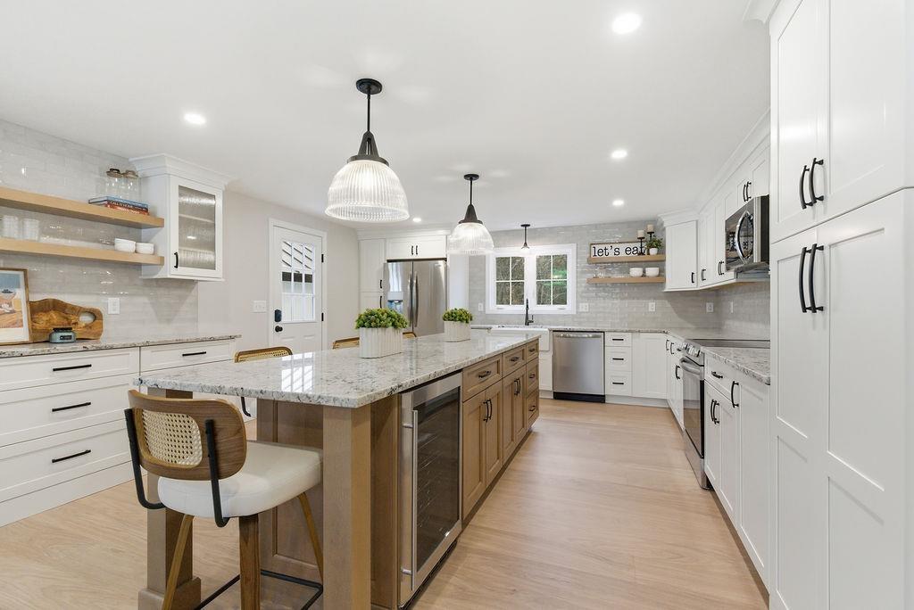 Image 3: Coffee/Wine Bar - So much space!