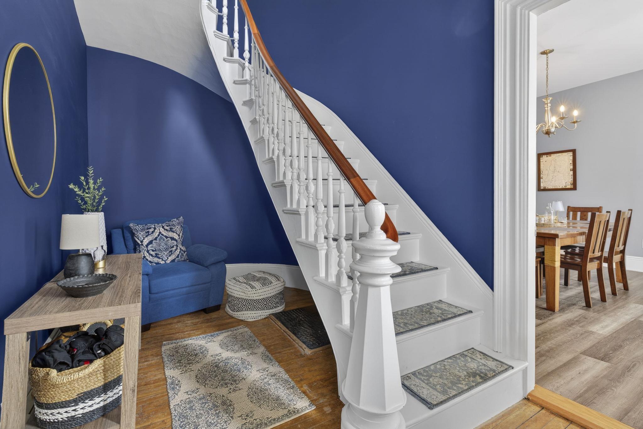 Image 4: Foyer