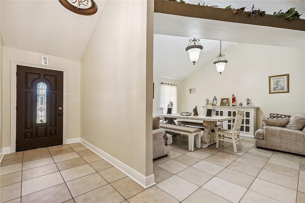 Image 4: dining room