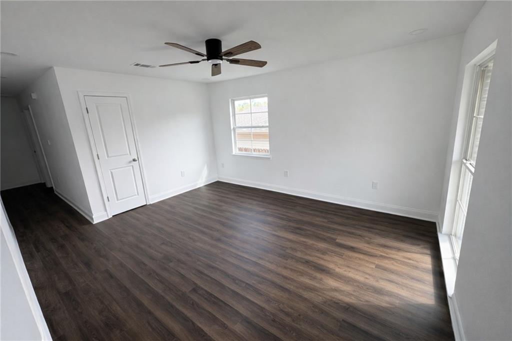 Image 4: Living Room (Vacant)