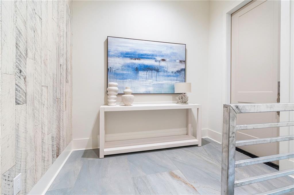 Image 4: Entrance to condo