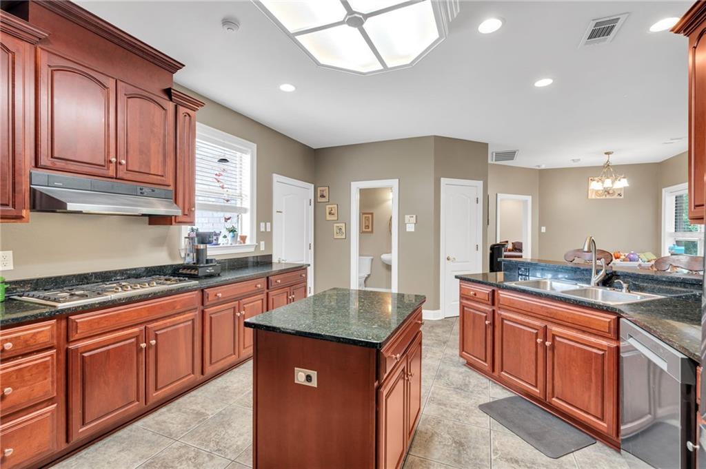 Image 3: Open kitchen with island in the middle, double sin