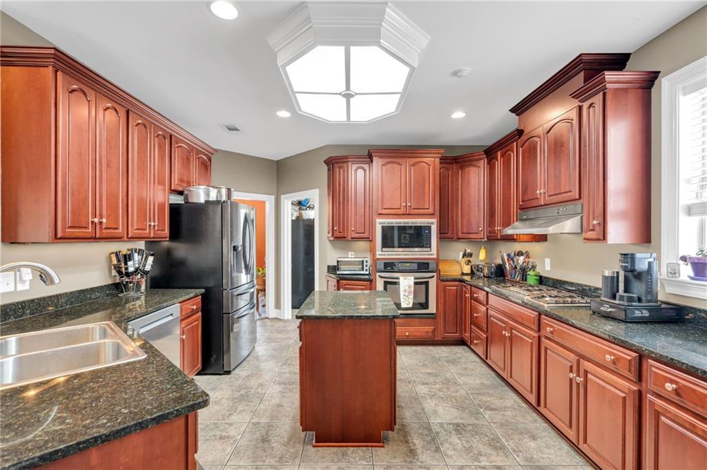 Image 4: Large kitchen for entertaining or family gathering