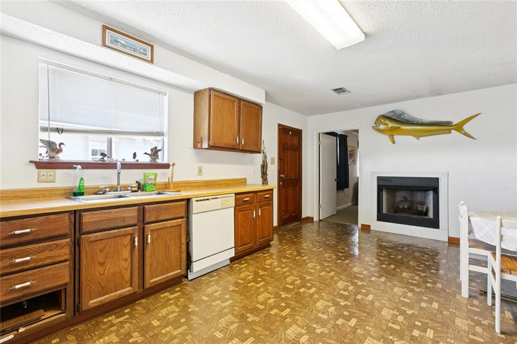 Image 3: Kitchen