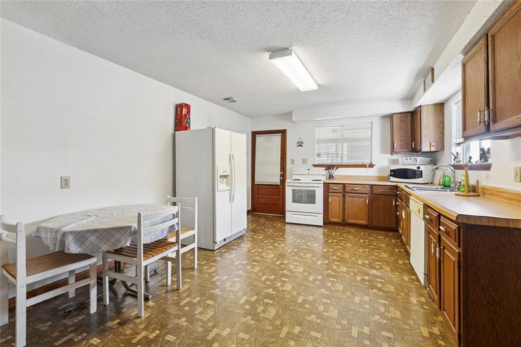Image 4: Kitchen