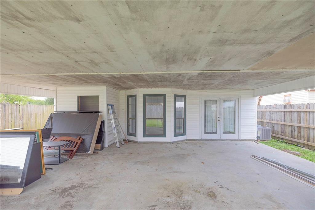 Image 4: Carport