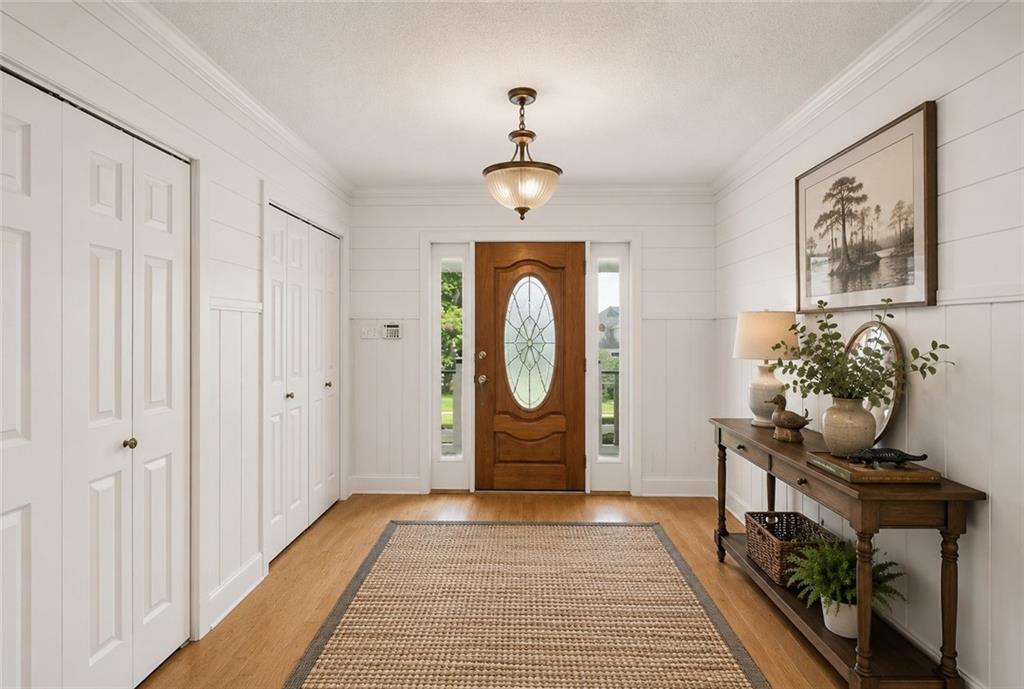 Image 4: VIRTUALLY STAGED ENTRYWAY