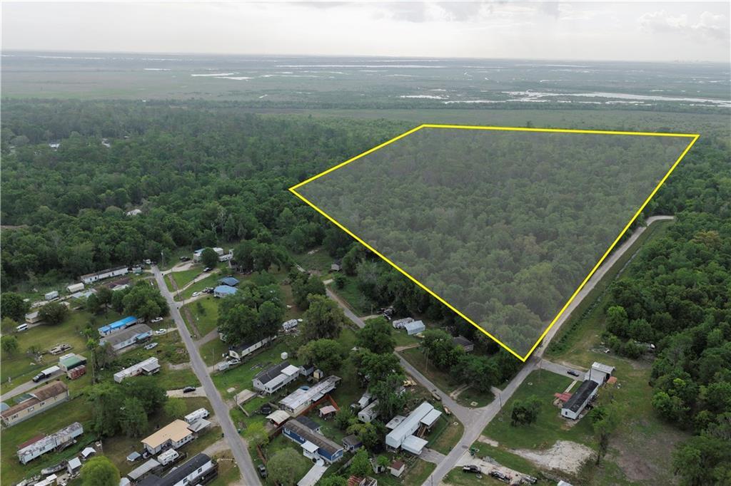Image 1: Property lines shown are approximate and for illus