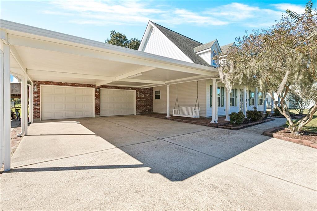 Image 3: 2-Car garage + carport + 2-Car driveway!