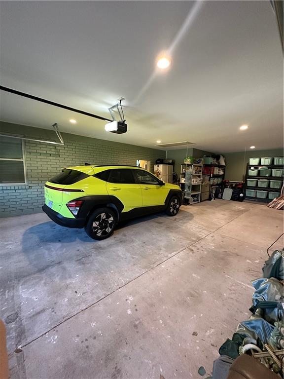 Image 3: Fits up to 3 cars