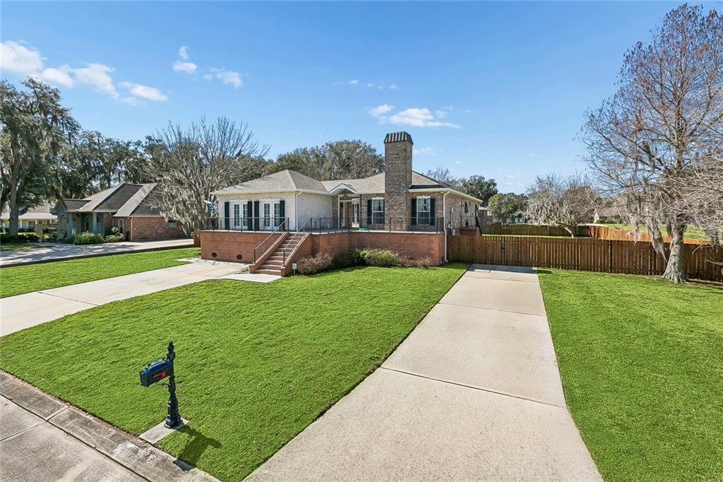 Image 2: Front of Home showing two driveways