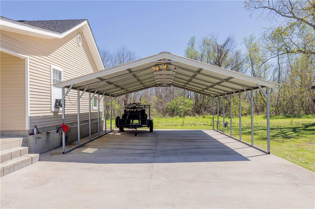 Image 3: Carport