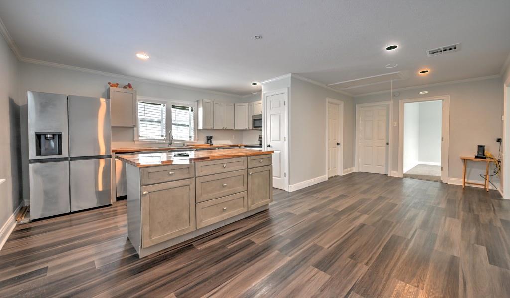 Image 2: Kitchen & Living Room