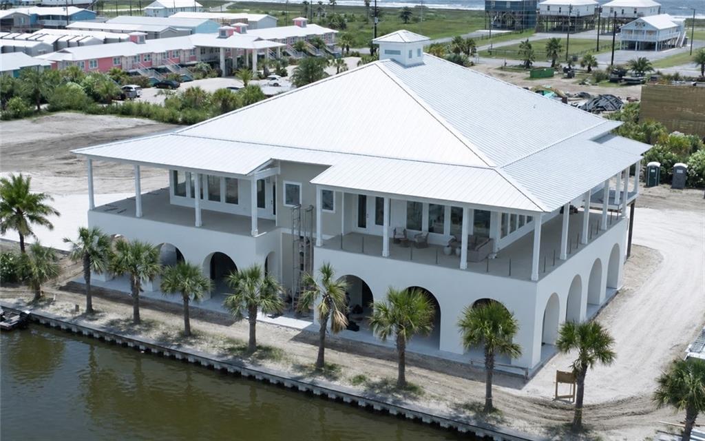 Image 2: Front of Condo