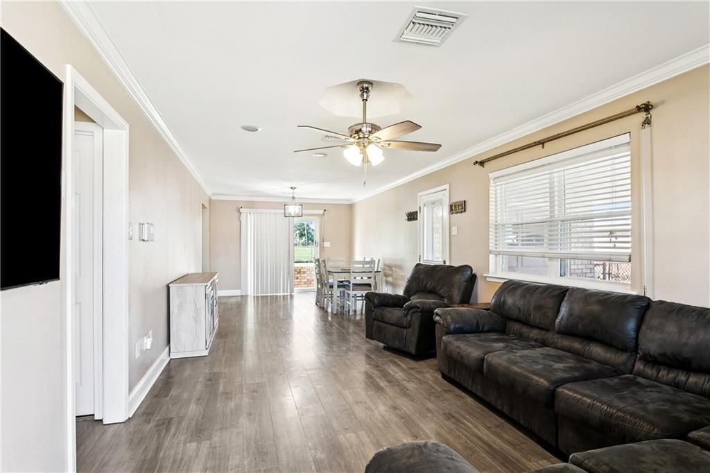 Image 4: Open living room