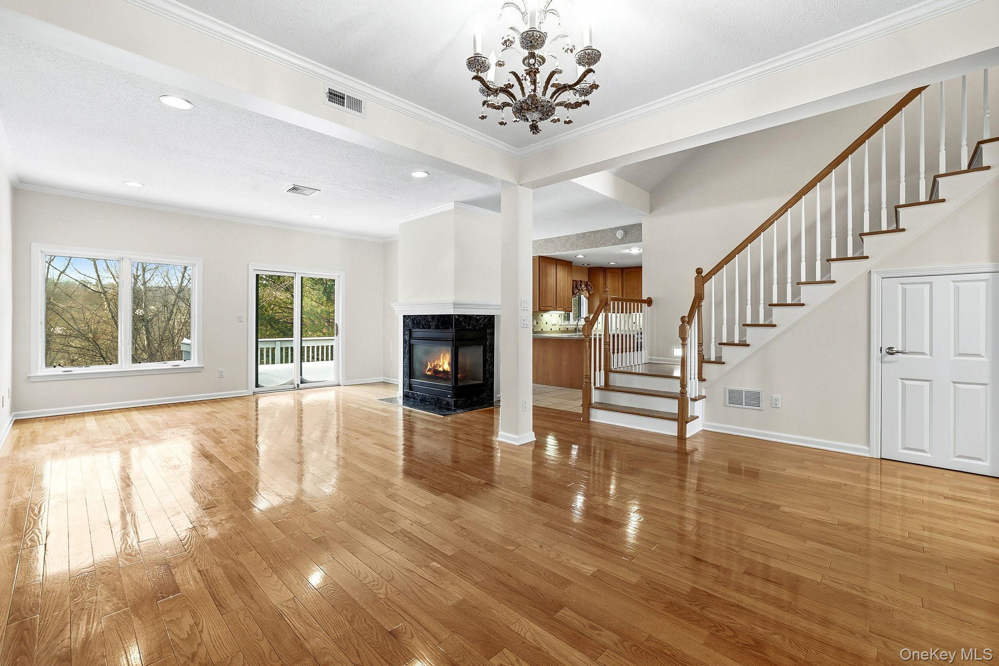 Image 4: Living Room