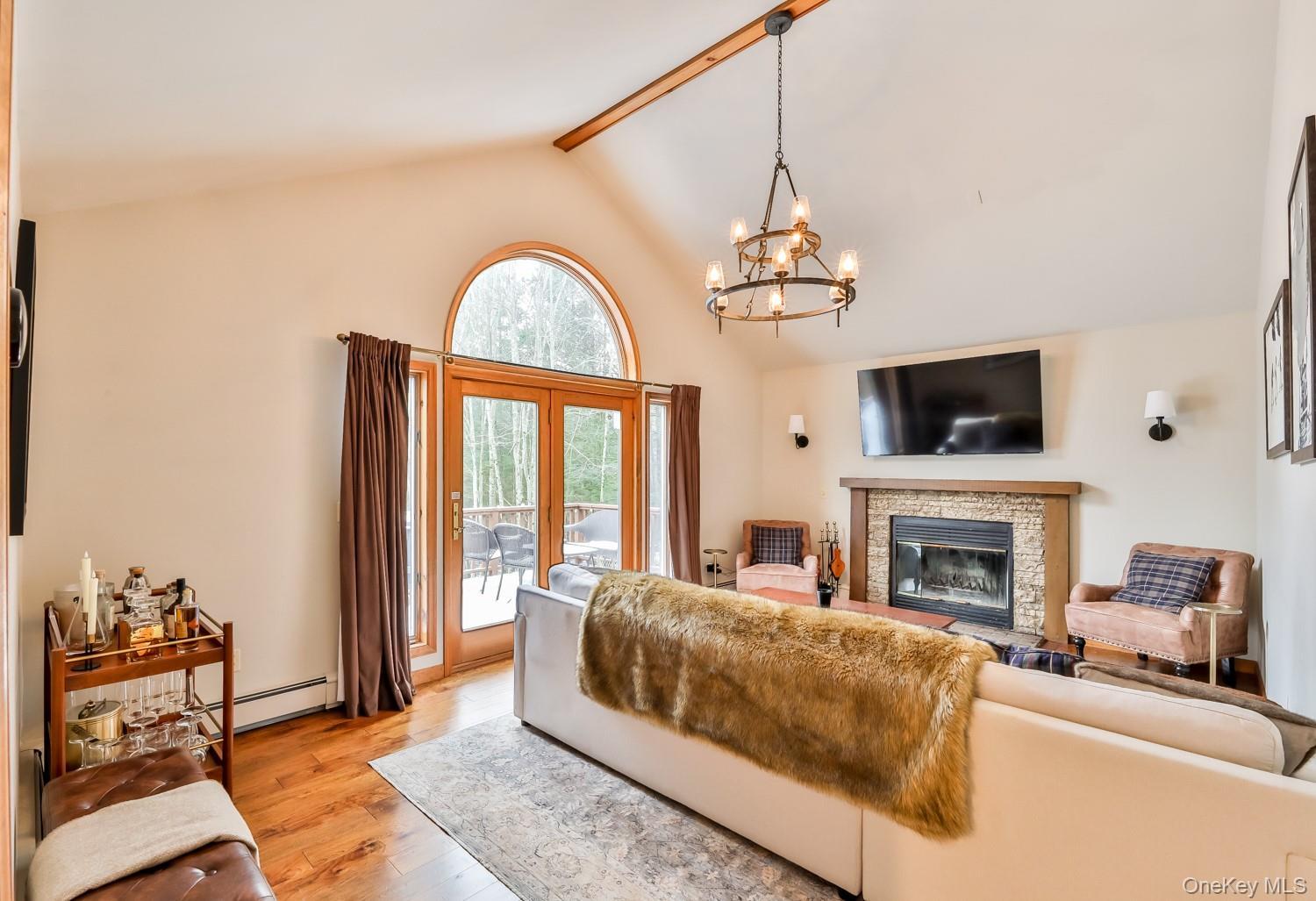 Image 4: Living Room