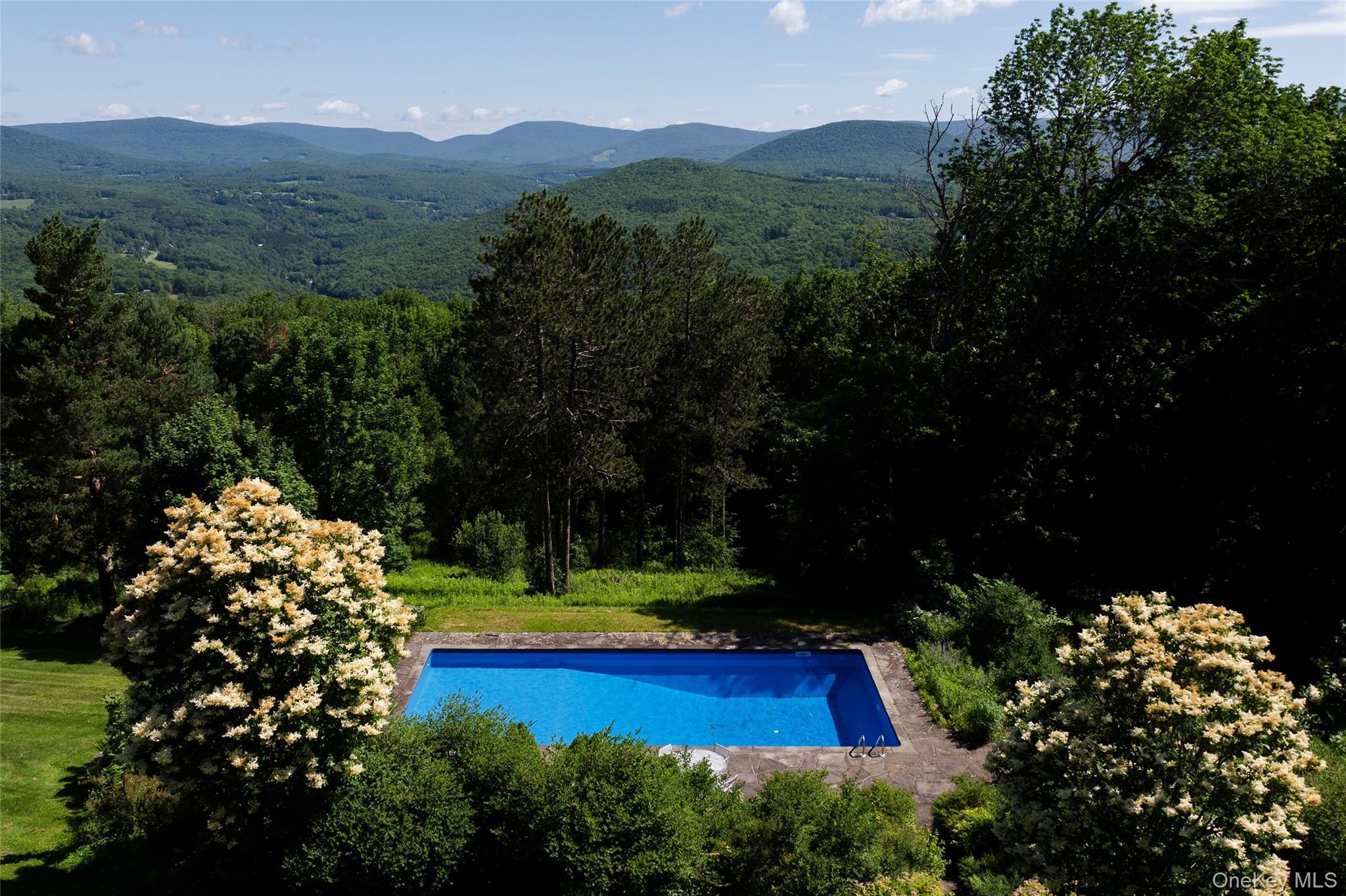 Image 4: Pool Image 4: Pool