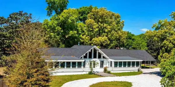 2221 Club House Dr