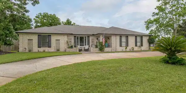 1 Arapaho Dr