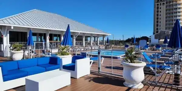 Image 2: On the Gulf with a pool, restaurant & more!