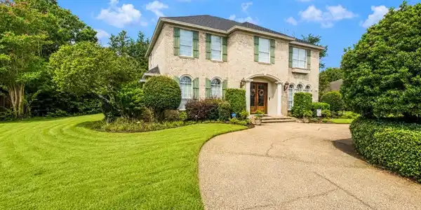 1075 Kelton Blvd
