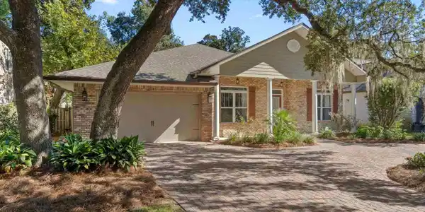 4 Plantation Oaks Dr