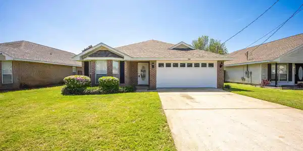 566 Rough Leaf Ln