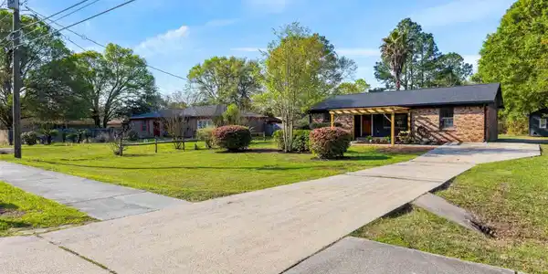 1027 Dog Track Rd