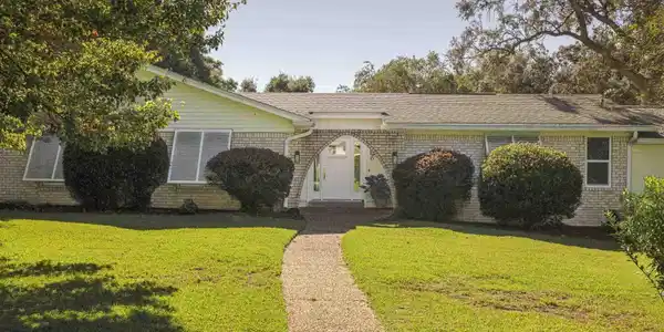 6 Pinetree Dr