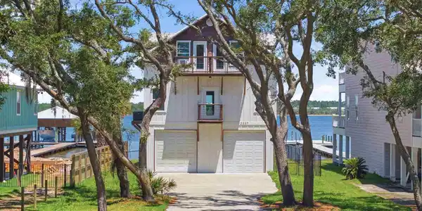 5337 Bay Dr