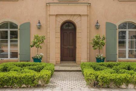 1725 E La Rua St
